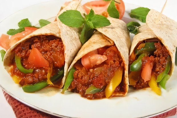 Острый буритос с мясом и фасолью