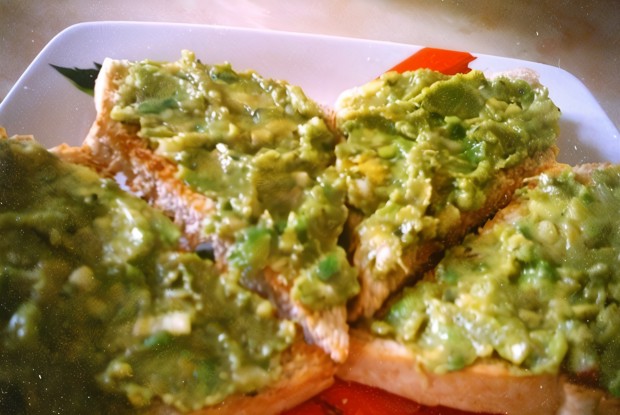 Острый паштет из авокадо с чесноком