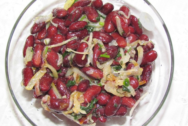 Острый салат из фасоли и перца чили