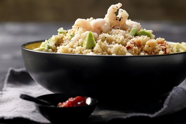 Острый салат с кускусом, креветками и авокадо