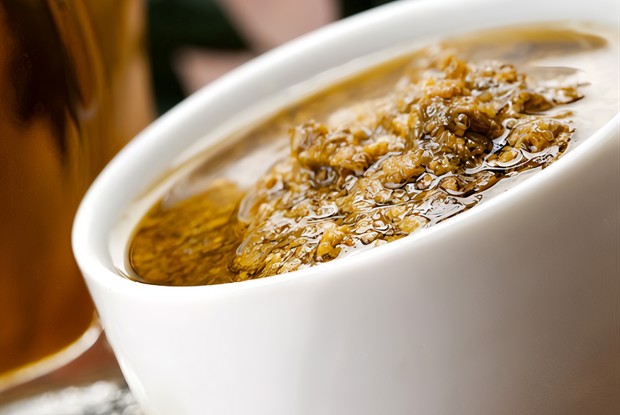 Острый соус из фиников с кедровыми орехами и зеленью