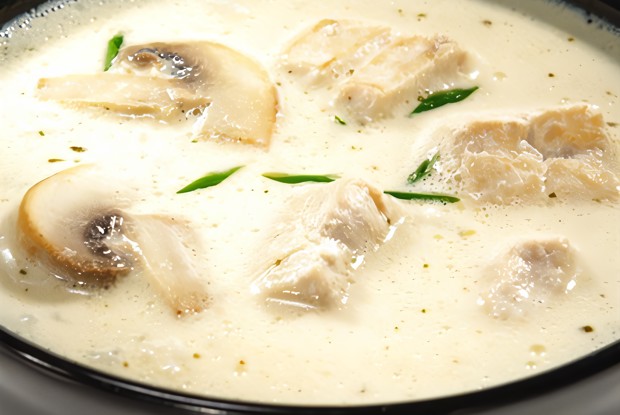 Острый суп с курицей, кокосовым молоком и корнем галангала