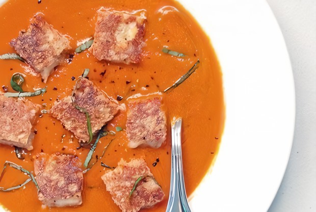 Острый томатный суп с сырными гренками