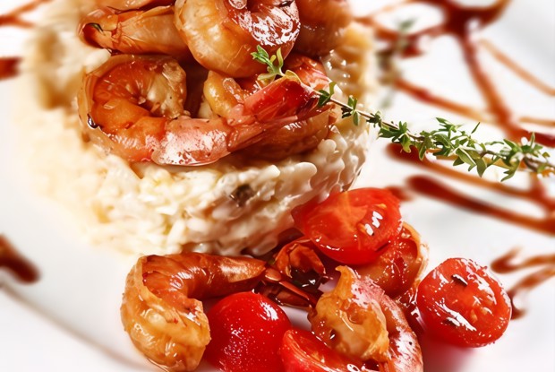 Остро-пряные креветки с имбирем, чили, томатами и кокосом