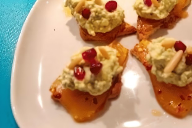 Остро-сладкая закуска с творогом, авокадо и карамелизированной грушей