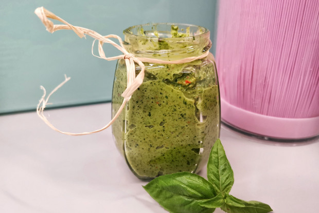 Острый изумрудный соус из базилика
