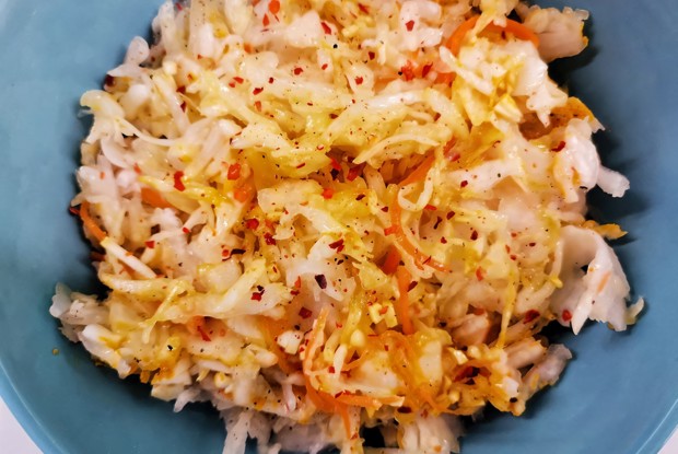 Острый салат из квашенной капусты с чесноком