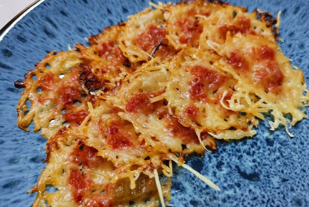 Острые чипсы из козьего сыра