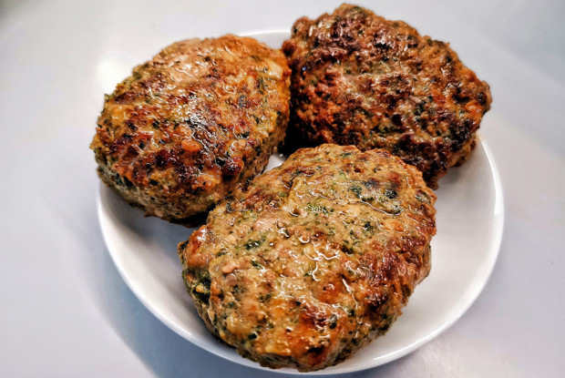 Острые котлеты с сыром и шпинатом