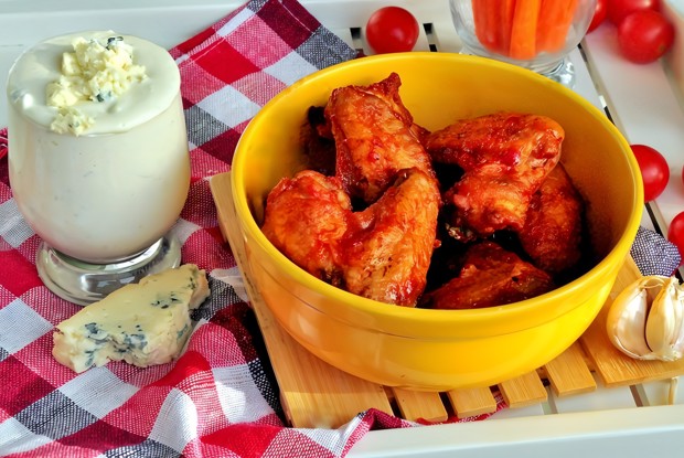 Острые крылышки с соусом «Блю-чиз»