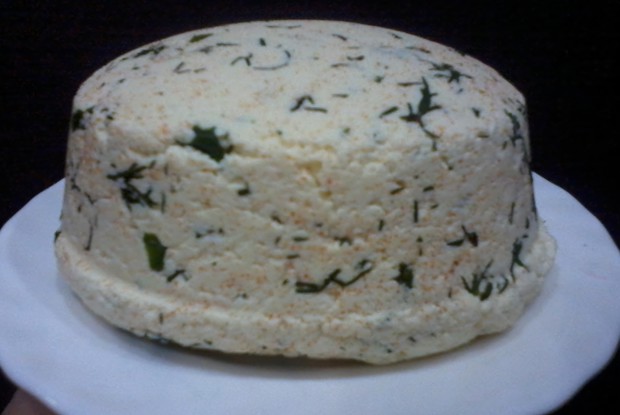 Острый адыгейский сыр с зеленью