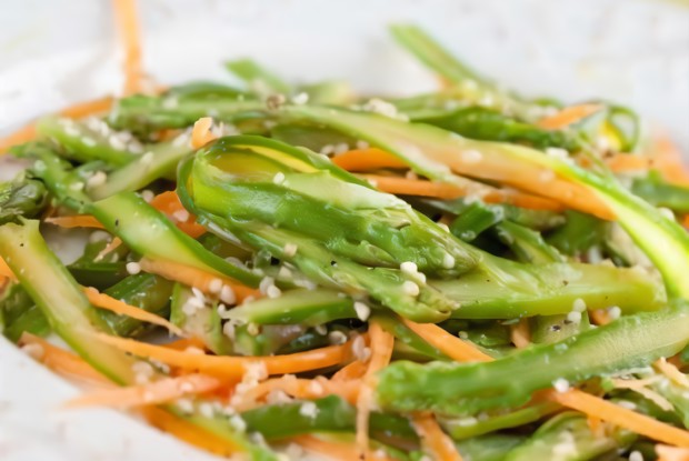 Острый овощной салат со спаржей и дайконом