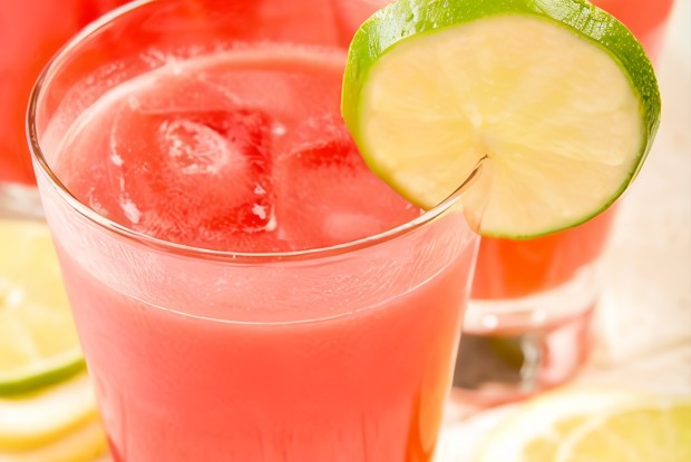 Освежающий красный пунш