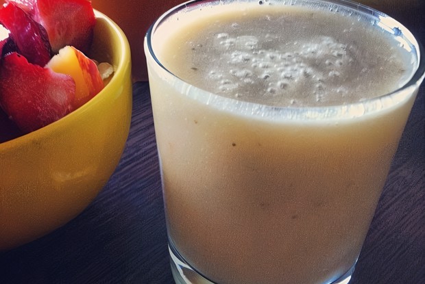 Освежающий ананасовый коктейль с бананом