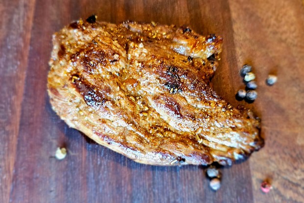 Отбивная на сковороде с острым перцем