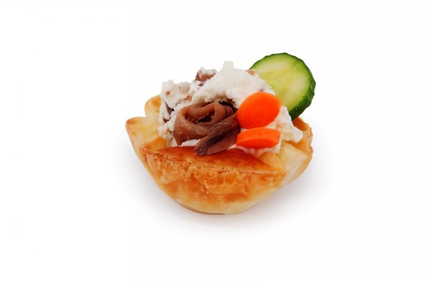 Открытые пирожки из слоеного теста с анчоусами и овощами