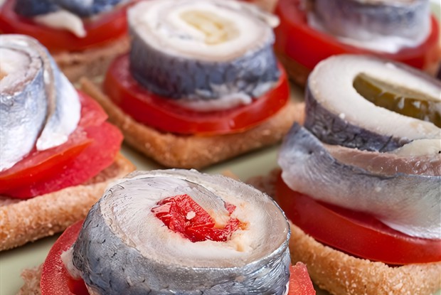 Открытый бутерброд с селедкой