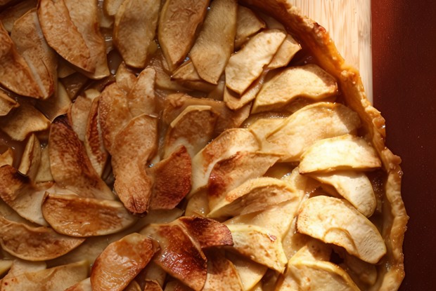 Открытый яблочный пирог с апельсиновым соком и корицей