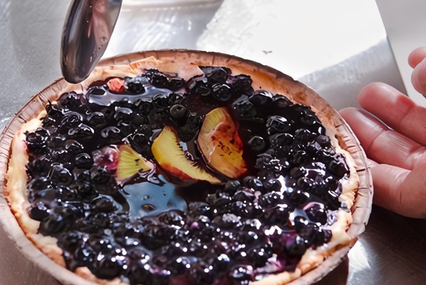 Открытый пирог с черникой и персиками