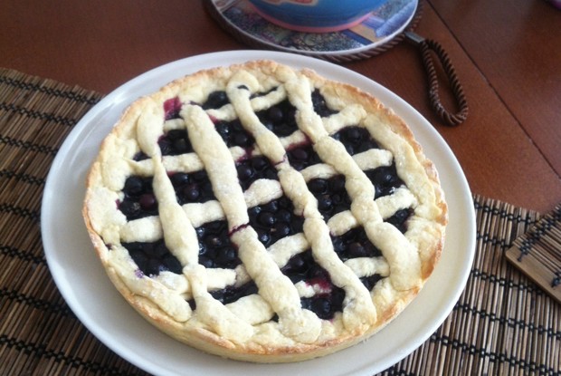 Открытый пирог с черной смородиной