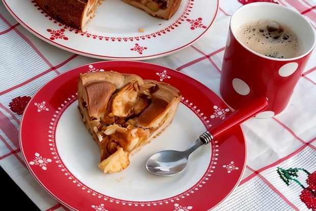 Открытый пирог с яблоками, горгонзолой и орехами