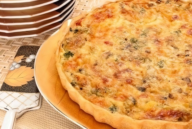 Открытый пирог с курицей и грибами