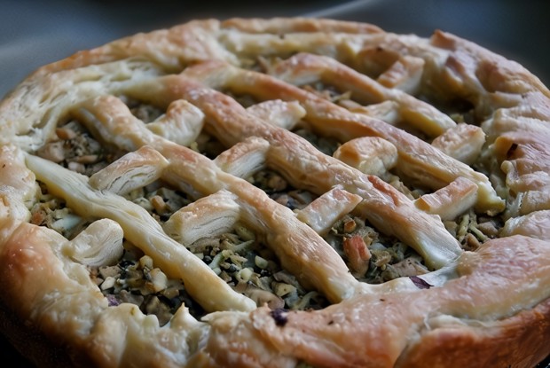 Открытый пирог с курицей, капустой и шпинатом