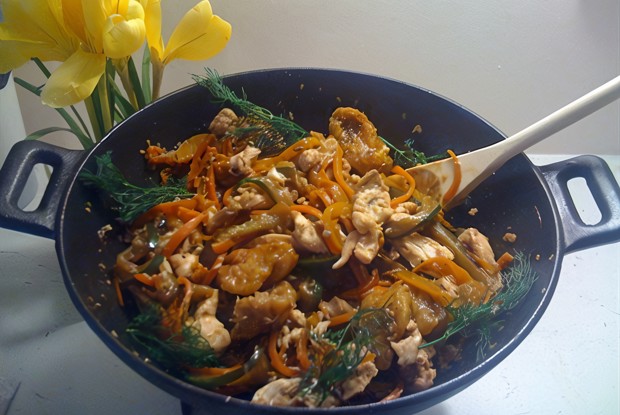 Отварная курица с соусом из овощей и клецками, жареными в китайской смеси пяти пряностей