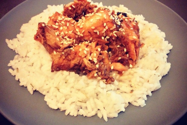 Отварной рис с семгой в кисло-сладком соусе