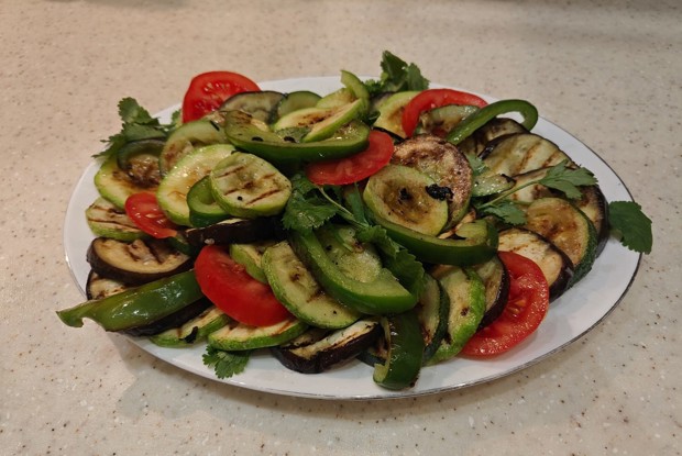 Овощи гриль в чесночном масле