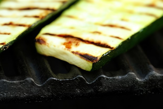 Овощи на гриле с песто из мяты и феты