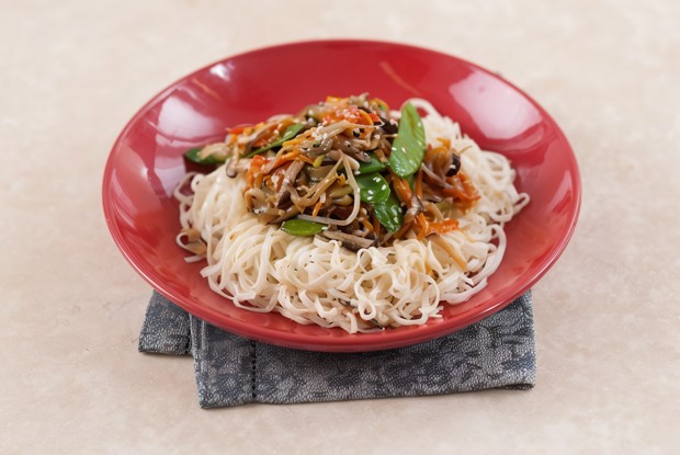 Овощи стир-фрай на яичной лапше