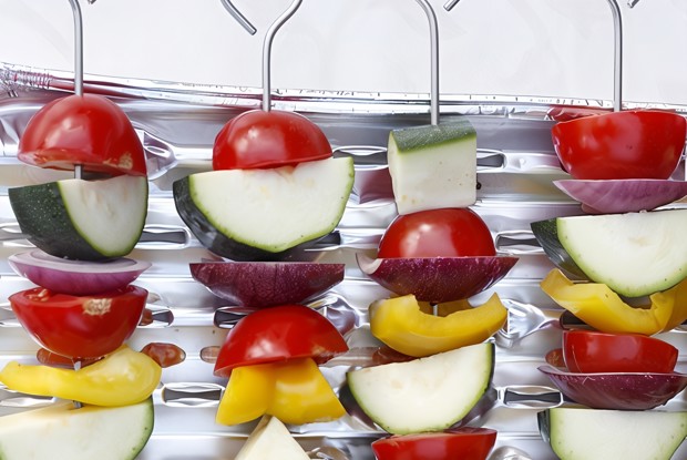 Овощные шашлыки с чесноком и базиликом