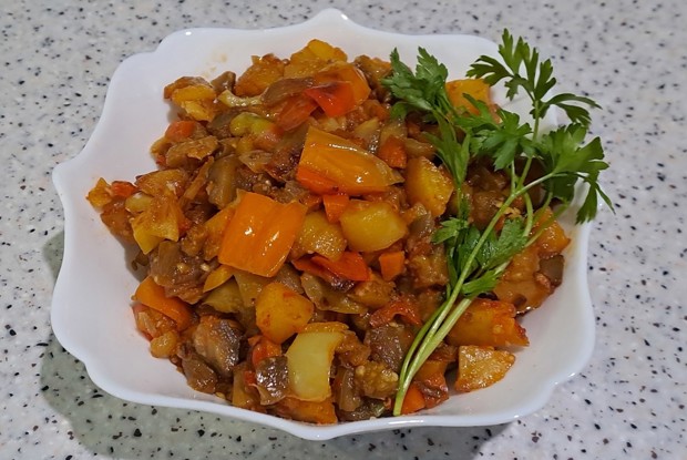 Овощное рагу с баклажаном на сковороде