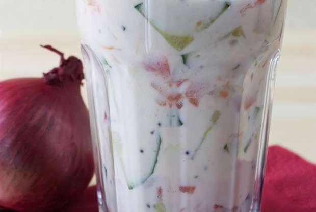 Овощной салат под йогуртово-сметанным соусом