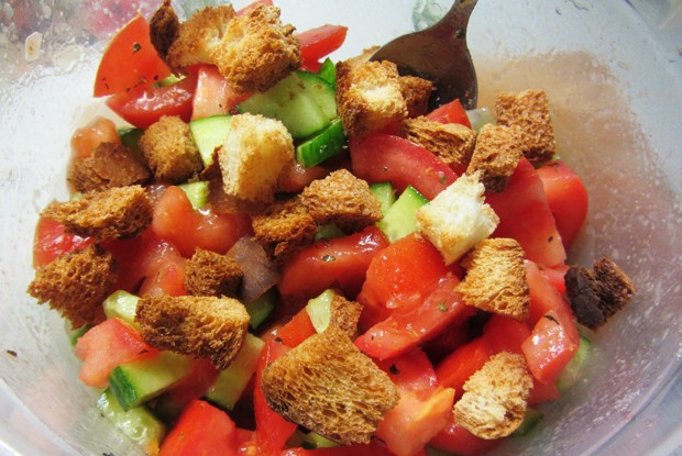 Овощной салат с гренками и уксусной заправкой