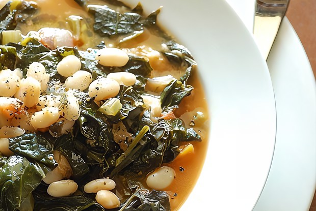 Овощной суп с листовой капустой и белой фасолью