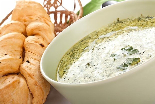 Овощной зеленый суп с сыром и черным перцем