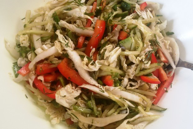 Овощной салат с авокадо, огурцом и пекинской капустой