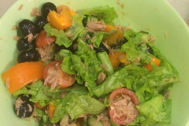 Овощной салат с консервированным тунцом