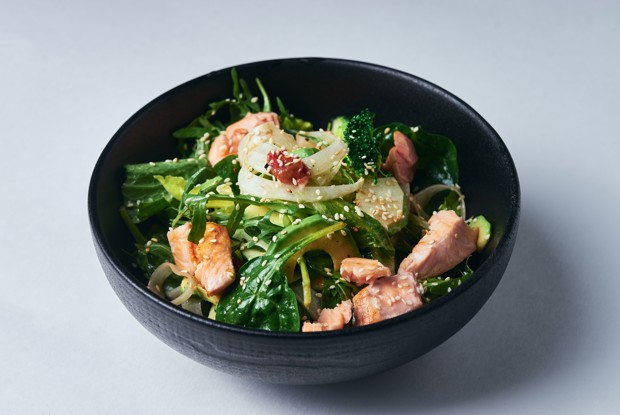 Овощной салат с лососем