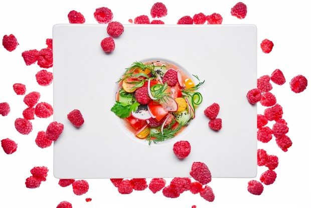 Овощной салат с малиной и фезалисом, заправленный легким гаспачо