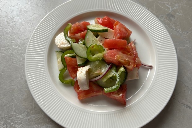 Овощной салат с моцареллой