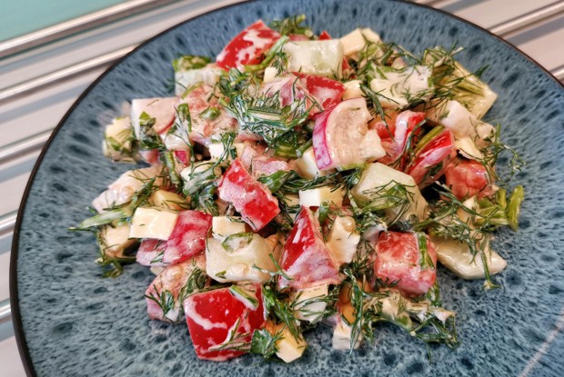 Овощной салат с сыром сулугуни