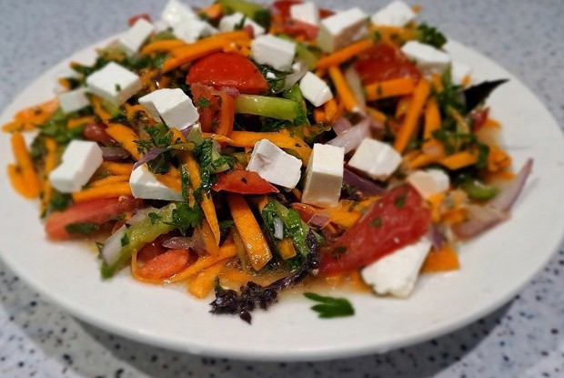 Овощной салат с тыквой, брынзой и лимонным соком