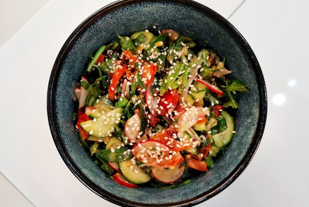 Овощной салат с вялеными томатами