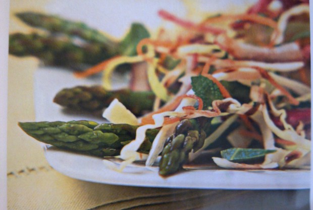 Овощной салат со спаржей, паприкой и дайконом