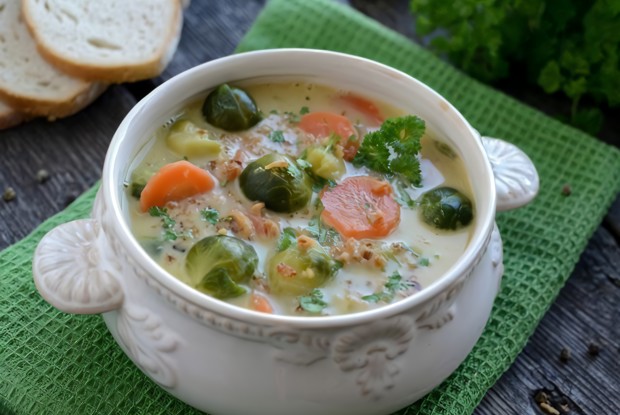 Овощной суп с брокколи и брюссельской капустой на курином бульоне