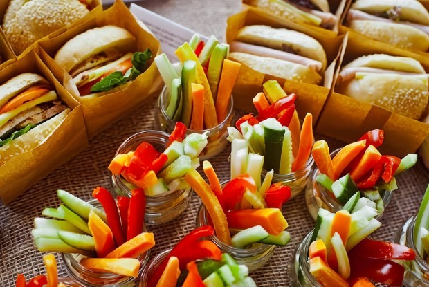 Овощные палочки с хумусом