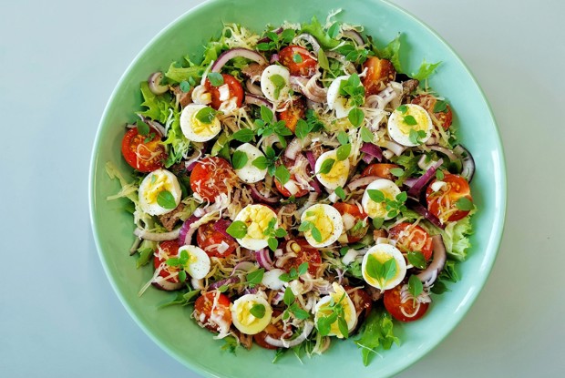 Овощной салат с печенью трески и перепелиными яйцами